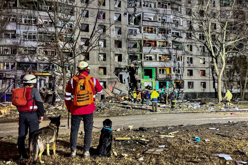 © Reuters. Emergency personnel work at a site of an apartment building hit by a Russian air strike, amid Russia's attack on Ukraine, in Kharkiv, Ukraine November 8, 2024. REUTERS/Vitalii Hnidyi