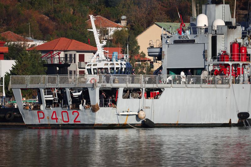 © Reuters. Italian navy ship Libra carrying migrants arrives in Albania, as part of a deal with Italy to process thousands of asylum-seekers caught near Italian waters, in Shengjin, Albania, November 8, 2024. REUTERS/Florion Goga