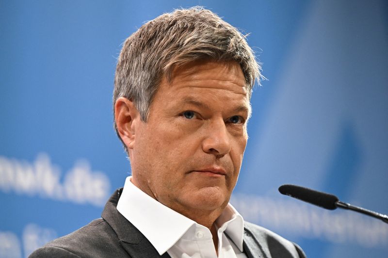 © Reuters. FILE PHOTO: German Economy and Climate Minister Robert Habeck gives a press statement, after German Chancellor Scholz sacked Finance Minister Christian Lindner following a meeting with the heads of the so-called 