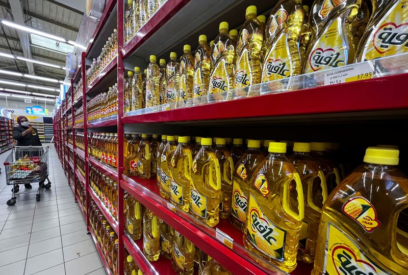 © Reuters. FILE PHOTO: A woman shops in an aisle with vegetable oil at Carrefour hypermarket in Maadi City Center, in a suburb of Cairo, Egypt March 1, 2022. REUTERS/Amr Abdallah Dalsh/File Photo