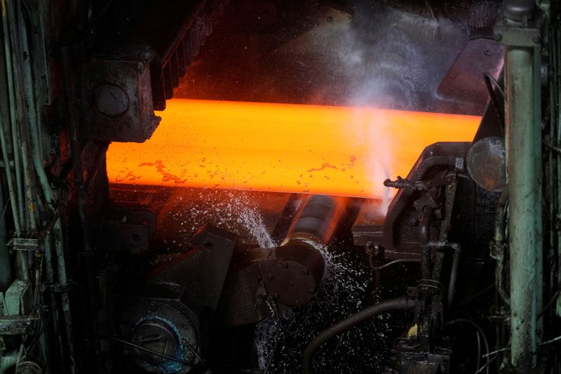 © Reuters. FILE PHOTO: A view of the production line at a hot rolling plant during a government-organised media tour to Baoshan Iron & Steel Co, Ltd (Baosteel), a subsidiary of China Baowu Steel Group, in Shanghai, China, September 16, 2022. REUTERS/Aly Song/File Photo