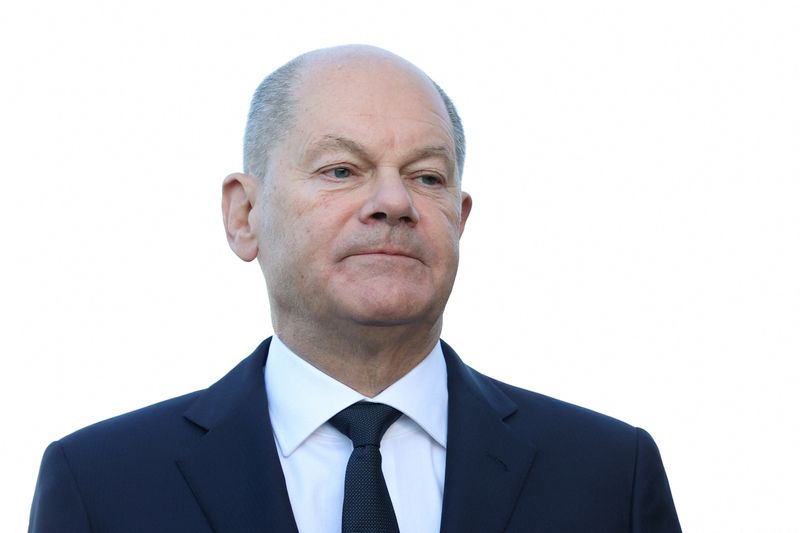 &copy; Reuters. German Chancellor Olaf Scholz looks on as he gives a statement to the media, ahead of an informal EU Summit in Budapest, Hungary, November 8, 2024. REUTERS/Bernadett Szabo