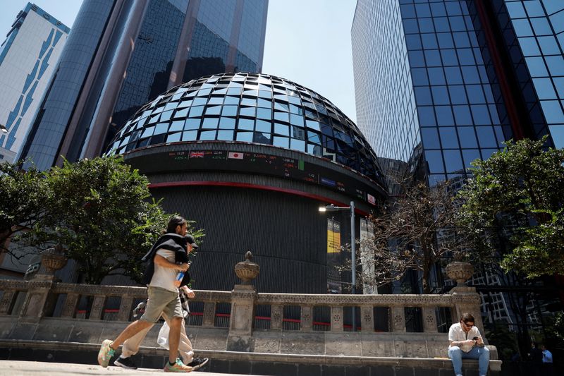 © Reuters. FILE PHOTO: People walk near the Mexican Stock Market building, in Mexico City, Mexico, June 3, 2024. REUTERS/Daniel Becerril/File Photo