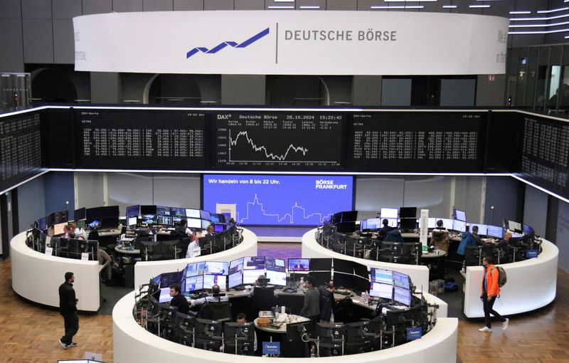 &copy; Reuters. Il grafico dell'indice azionario tedesco DAX è raffigurato alla borsa valori di Francoforte, Germania, 28 ottobre 2024. REUTERS/Staff