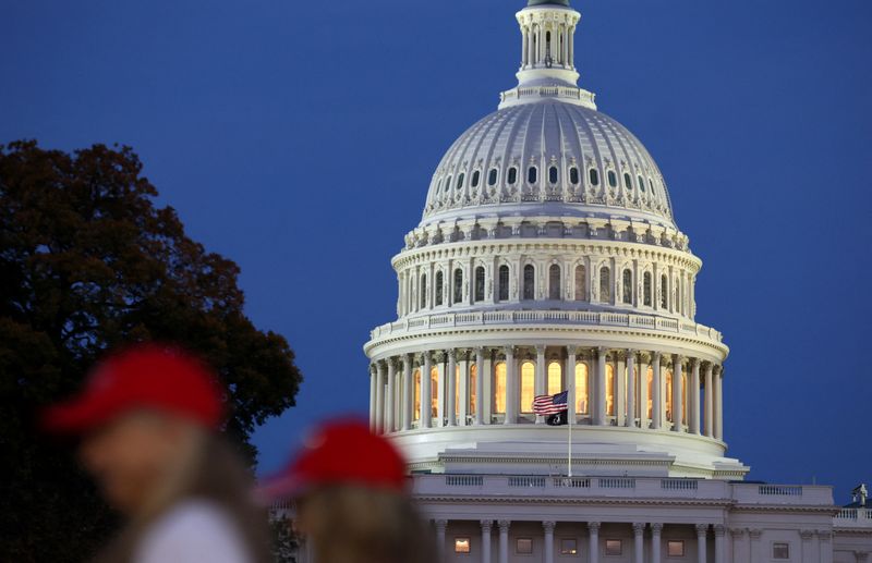 © Reuters. Trump supporters walk near the U.S. Capitol building as the sun sets the day U.S. President Elect Donald Trump was declared the winner of the presidential election in Washington, U.S., November 6, 2024. REUTERS/Leah Millis