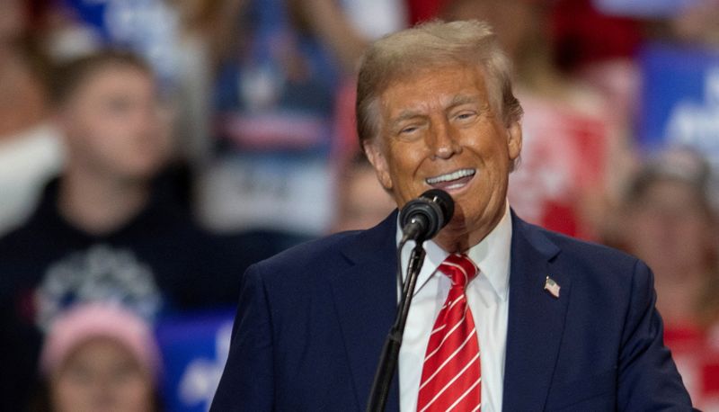 &copy; Reuters. FILE PHOTO: Republican presidential nominee and former U.S. President Donald Trump speaks during a campaign rally at the Rocky Mount Event Center in Rocky Mount, North Carolina, October 30, 2024. REUTERS/Jay Paul/File Photo