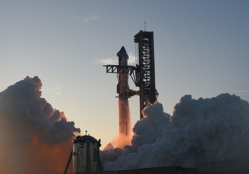 © Reuters. FILE PHOTO: SpaceX's next-generation Starship spacecraft atop its powerful Super Heavy rocket is launched from the company's Boca Chica launchpad on an uncrewed test flight, near Brownsville, Texas, U.S. November 18, 2023. REUTERS/Joe Skipper/File photo