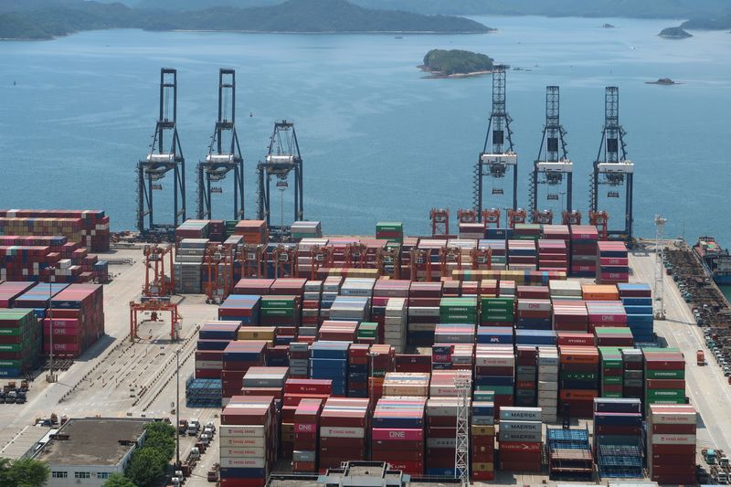 &copy; Reuters. FILE PHOTO: Cranes and containers are seen at the Yantian port in Shenzhen, Guangdong province, China May 17, 2020. Picture taken May 17, 2020. REUTERS/Martin Pollard/File Photo