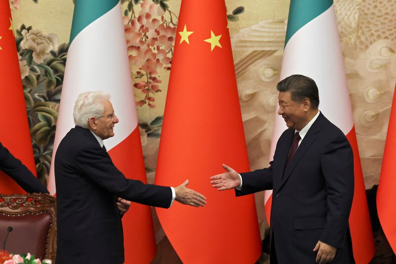 &copy; Reuters. Il presidente cinese Xi Jinping e il presidente Sergio Mattarella si stringono la mano durante una cerimonia di firma presso la Grande Sala del Popolo a Pechino, Cina, l'8 novembre 2024. REUTERS/Florence Lo/Pool