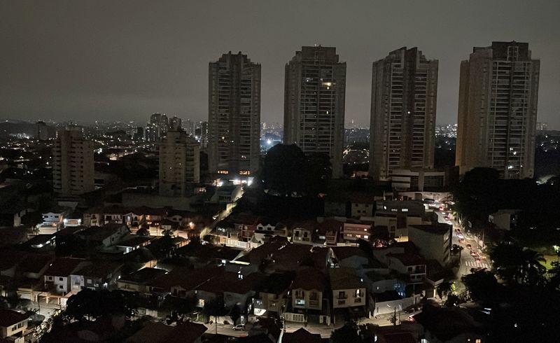 © Reuters. Vista do bairro do Morumbi em meio à falta de energia elétrica em São Paulo
06/11/2023 REUTERS/Camila Moreira