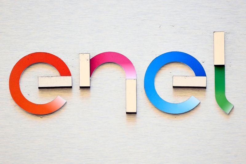 &copy; Reuters. Il logo di Enel nella sede di Milano, Italia, 5 febbraio 2020. REUTERS/Flavio Lo Scalzo/Foto d'archivio