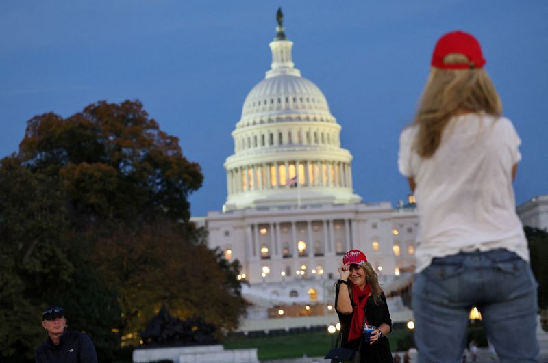 © Reuters. Trump supporters take photographs near the U.S. Capitol building as the sun sets the day U.S. President Elect Donald Trump was declared the winner of the presidential election in Washington, U.S., November 6, 2024. REUTERS/Leah Millis/File Photo