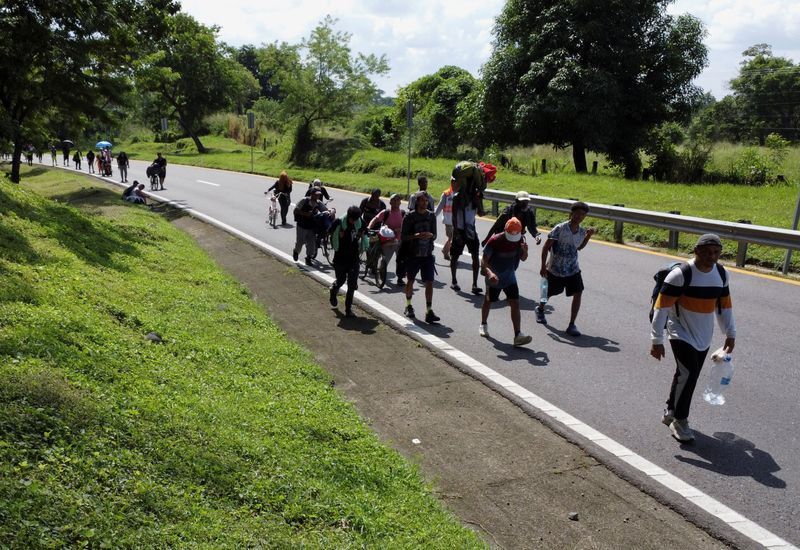 &copy; Reuters. A drone view shows migrants in a caravan walking along a highway on their way to the U.S. border, in Escuintla, Mexico November 7, 2024. REUTERS/Daniel Becerril/File Photo