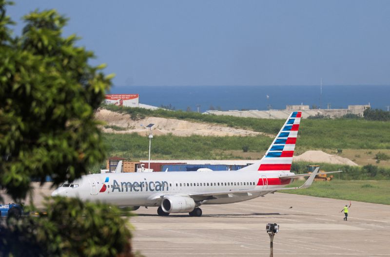 © Reuters. A passenger plane from American Airlines gets ready to take off after landing at the Toussaint-Louverture international airport following the resumption of flights, in Port-au-Prince, Haiti May 30, 2024. REUTERS/Ralph Tedy Erol/File Photo