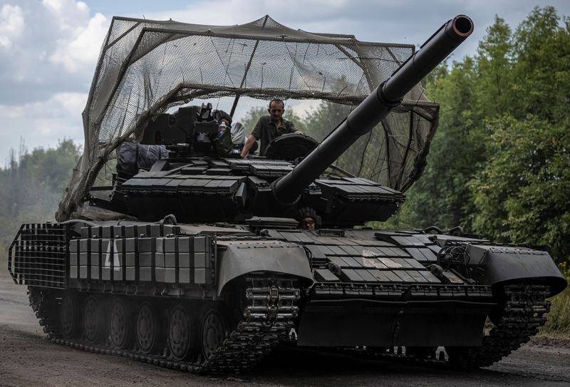 © Reuters. FILE PHOTO: Ukrainian servicemen ride a tank, amid Russia's attack on Ukraine, near the Russian border in Sumy region, Ukraine August 10, 2024. REUTERS/Viacheslav Ratynskyi/File Photo