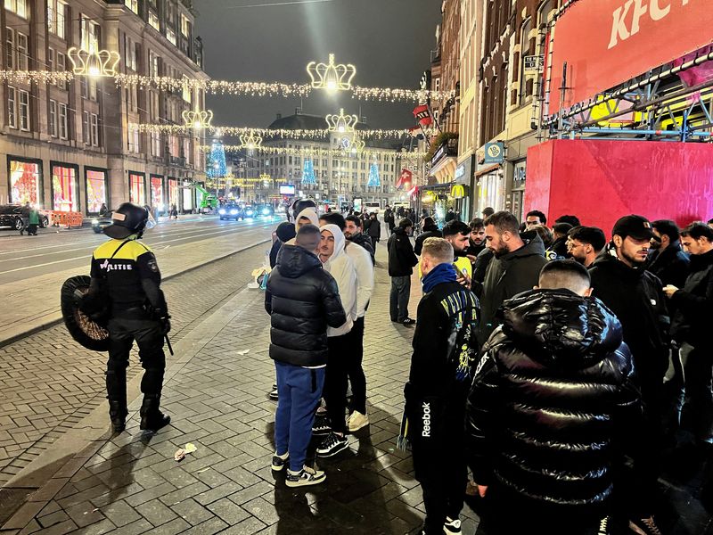 &copy; Reuters. Israeli Maccabi Tel Aviv supporters are guarded by police after violence targeting Israeli football fans broke out in Amsterdam overnight, in Amsterdam, Netherlands, November 8, 2024. REUTERS/Ami Shooman/Israel Hayom 