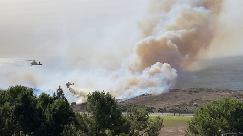 © Reuters. FILE PHOTO: Firefighting helicopters operate as a wildfire burns in Malibu, California, U.S. November 6, 2024 in this still image obtained from social media video.  Courtney Davis/via REUTERS/File Photo