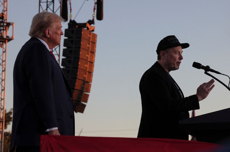 © Reuters. FILE PHOTO: Tesla CEO and X owner Elon Musk speaks next to Republican presidential nominee and former U.S. president Donald Trump during a campaign rally, at the site of the July assassination attempt against Trump, in Butler, Pennsylvania, U.S., October 5, 2024. REUTERS/Brian Snyder/File Photo