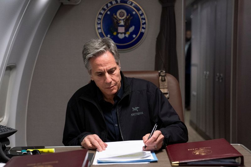 &copy; Reuters. FILE PHOTO: U.S. Secretary of State Antony Blinken works in an office aboard an aircraft carrying him to London, Britain from Doha, Qatar, October 24, 2024. REUTERS/Nathan Howard/Pool/File Photo