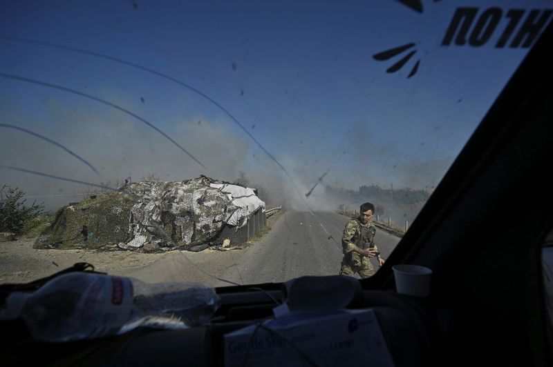 &copy; Reuters. A police officer stands on a road during an evacuation of civilians from the outskirts of the Kurakhove town, amid Russia's attack on Ukraine, in Donetsk region, Ukraine September 16, 2024. REUTERS/Stringer