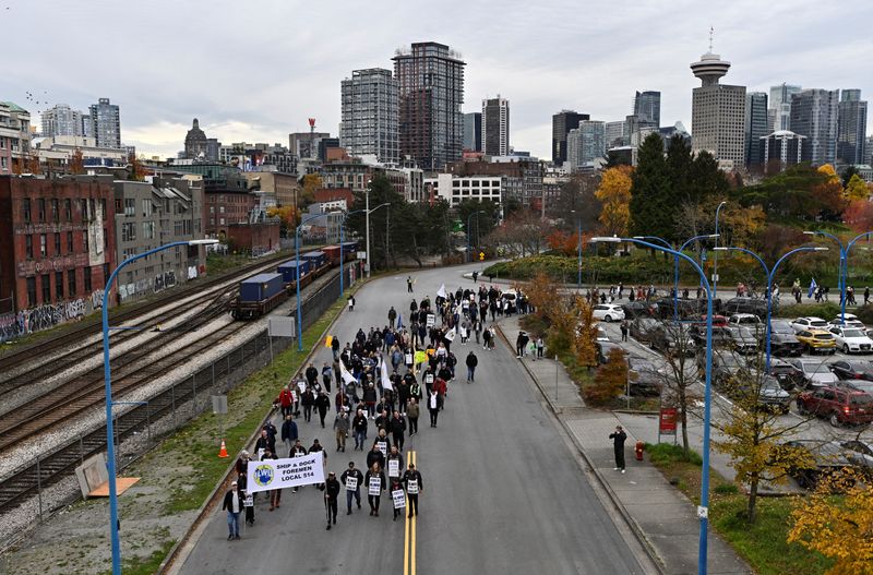 © Reuters. International Longshore and Warehouse Union Local 514 members and supporters march to the Port of Vancouver amid a labour dispute, in Vancouver, British Columbia, Canada November 8, 2024. REUTERS/Jennifer Gauthier