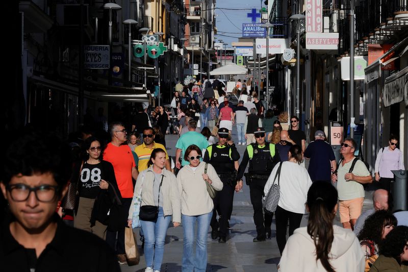 © Reuters. FILE PHOTO: People walk along La Bola shopping street during sunset in Ronda, Spain, November 5, 2024. REUTERS/Jon Nazca/File Photo