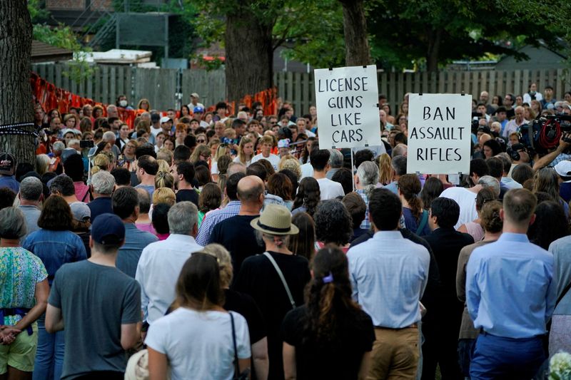 &copy; Reuters. FILE PHOTO: Mourners attend a vigil for the victims of a mass shooting at a Fourth of July parade in the Chicago suburb of Highland Park, Illinois, U.S. July 7, 2022. REUTERS/Cheney Orr/File Photo