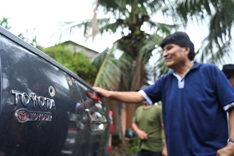 © Reuters. FILE PHOTO: Bolivia's former President Evo Morales shows the bullet holes in the cars in which he travelled on the day of the attack, in Lauca N, Bolivia November 3, 2024. REUTERS/Claudia Morales/File Photo