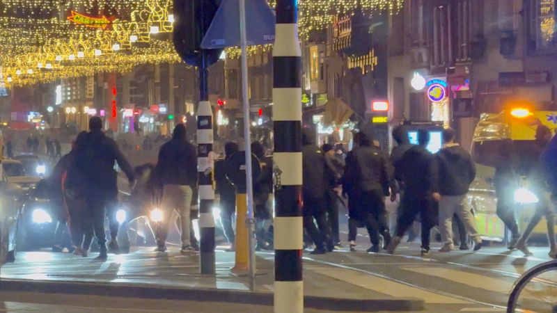 &copy; Reuters. Israeli football supporters and Dutch youth clash near Amsterdam Central station, in Amsterdam, Netherlands, November 8, 2024, in this still image obtained from a social media video. X/iAnnet/via REUTERS