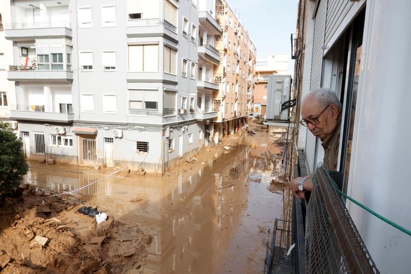 © Reuters. Cristobal Martinez, 87, looks out of his window at the muddy streets in Paiporta, Valencia, Spain November 6, 2024. REUTERS/ Eva Manez