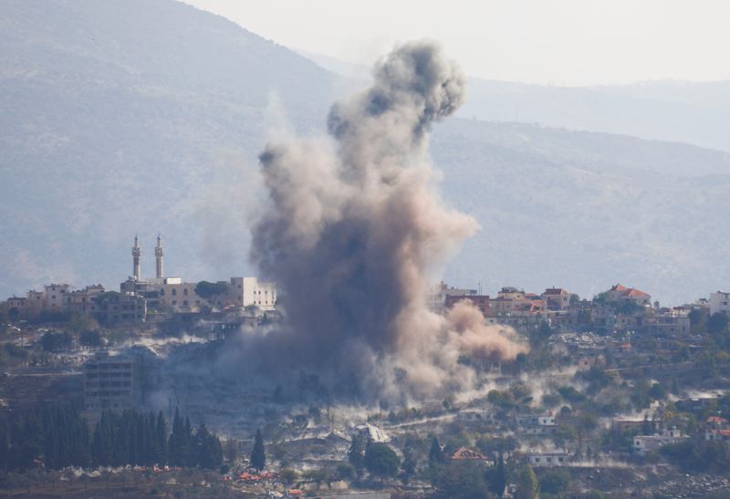 &copy; Reuters. Smoke billows over Khiam, amid ongoing hostilities between Hezbollah and Israeli forces, as pictured from Marjayoun, near the border with Israel, Lebanon November 9, 2024. REUTERS/Karamallah Daher