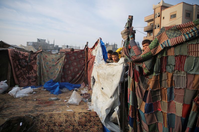 &copy; Reuters. Palestinian children stand at the site of an Israeli strike on a tent housing displaced people, in Khan Younis in the southern Gaza Strip November 9, 2024. REUTERS/Hatem Khaled