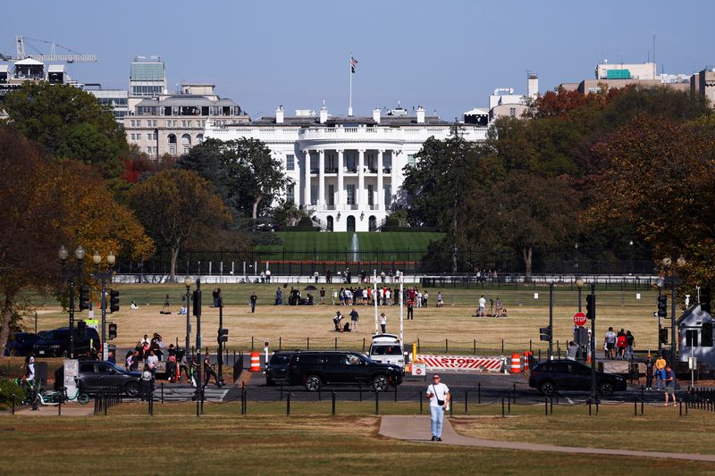 &copy; Reuters. People gather outside the White House, after Republican Donald Trump won the U.S. presidential election, in Washington, D.C., U.S., November 6, 2024. REUTERS/Hannah McKay/File Photo