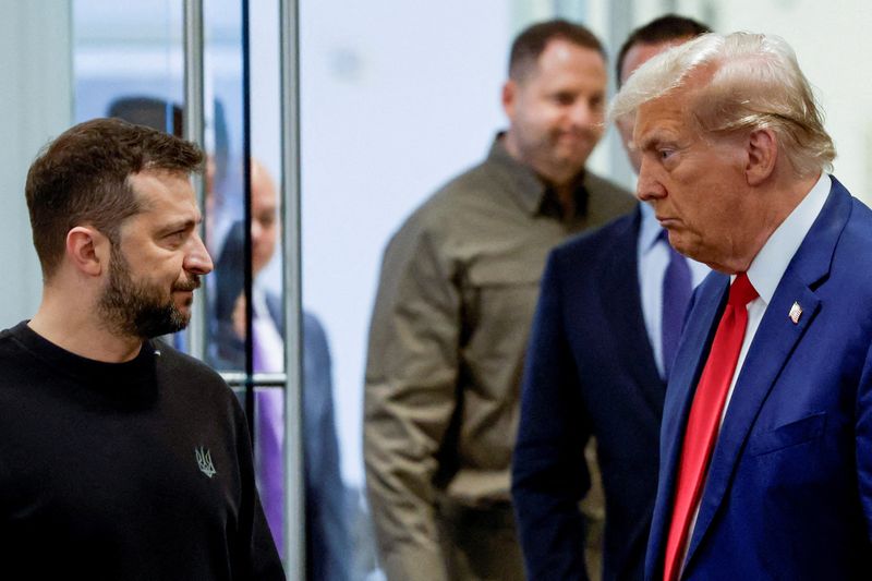 &copy; Reuters. FILE PHOTO: Republican presidential nominee and former U.S. President Donald Trump and Ukraine's President Volodymyr Zelenskiy meet at Trump Tower in New York City, U.S., September 27, 2024.  REUTERS/Shannon Stapleton/File Photo