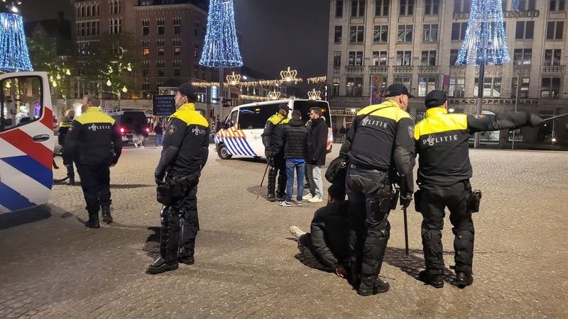 © Reuters. Policemen detain a person after youth clashed with Israeli football supporters, in Amsterdam, Netherlands, November 8, 2024. Mizzle Media/Handout via REUTERS  