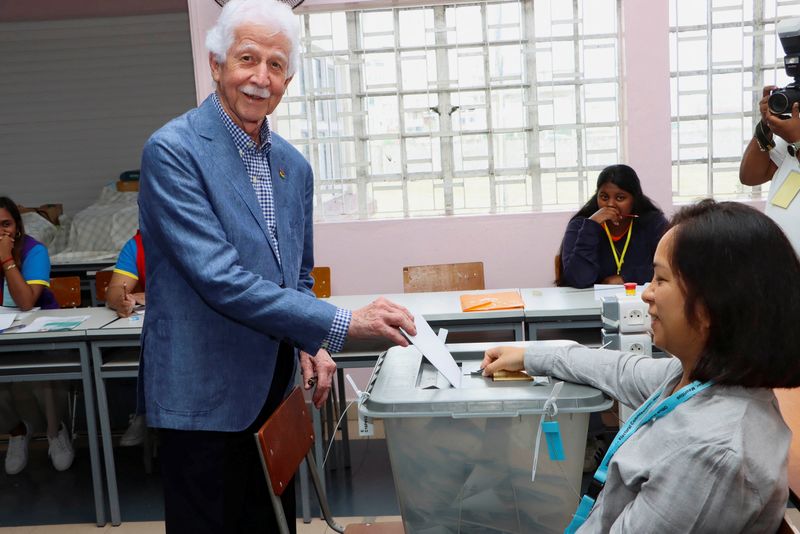 © Reuters. Former Prime Minister and leader of the Mouvement Militant Mauricien (MMM) party Paul Berenger casts his ballot at a polling centre during the Mauritian general election in Vacoas/Floreal, Mauritius, November 10, 2024. REUTERS/Ally Soobye