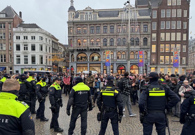 © Reuters. Pro-Palestinian protesters face Dutch police while taking part in a non authorised protest in Amsterdam, Netherlands November 10, 2024. REUTERS/Anthony Deutsch