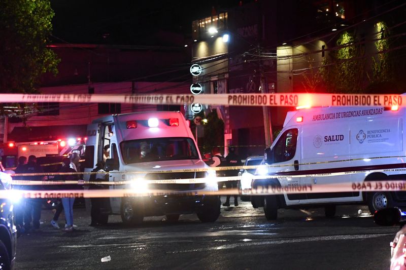 © Reuters. Authorities work at a crime scene where gunmen entered a bar killing and injuring several people, in Santiago de Queretaro, Queretaro state, Mexico November 9, 2024. REUTERS/Angel Merida