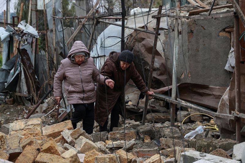 &copy; Reuters. Residents walk through debris at a site of residential area damaged by a Russian drone strike, amid Russia's attack on Ukraine, in Odesa, Ukraine November 10, 2024. REUTERS/Nina Liashonok     TPX IMAGES OF THE DAY