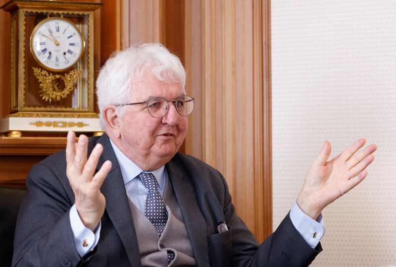 © Reuters. European Central Bank policymaker and Governor of the Austrian National Bank Robert Holzmann gestures during an interview with Reuters in his office in Vienna, Austria, April 2, 2024. REUTERS/Leonhard Foeger/File Photo