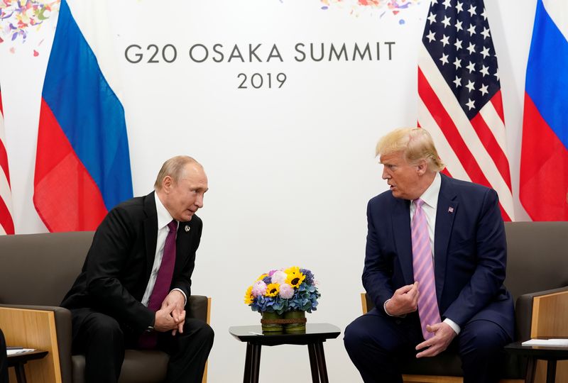 © Reuters. Russia's President Vladimir Putin and U.S. President Donald Trump talk during a bilateral meeting at  the G20 leaders summit in Osaka, Japan, June 28, 2019.  REUTERS/Kevin Lamarque/File Photo