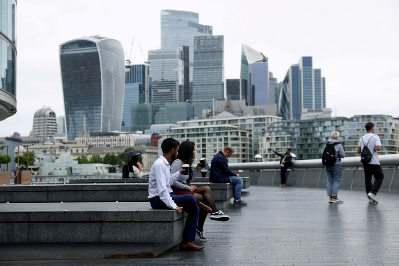 © Reuters. FILE PHOTO: People drink takeaway coffee in view of the City of London skyline in London, Britain, July 25, 2024. REUTERS/Hollie Adams/File Photo