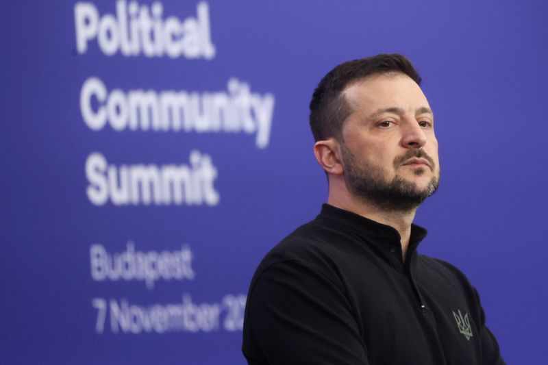 © Reuters. FILE PHOTO: Ukraine's President Volodymyr Zelenskiy looks on as he attends a press conference during the European Political Community Summit in Budapest, Hungary, November 7, 2024. REUTERS/Bernadett Szabo/File Photo