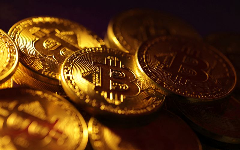 &copy; Reuters. Physical representations of the bitcoin cryptocurrency are seen in this illustration taken October 24, 2023. REUTERS/Dado Ruvic/Illustration/File Photo