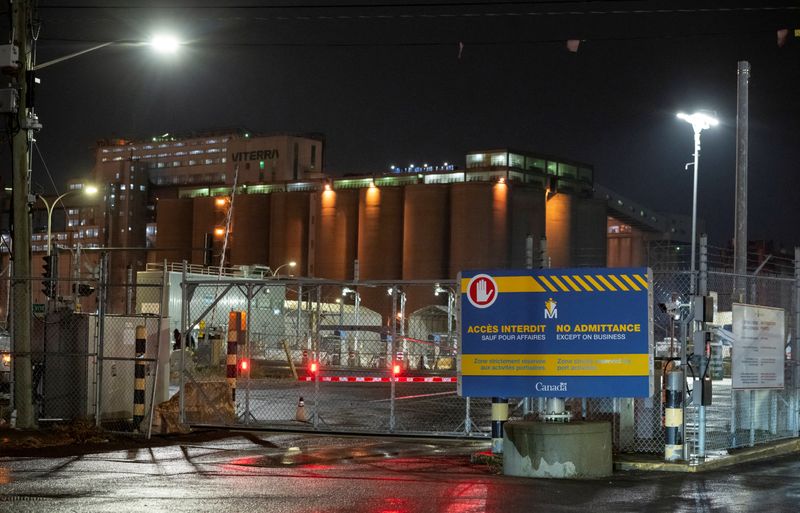 © Reuters. The Port of Montreal is closed after terminal operators shut down operations over a labour dispute with the Canadian Union of Public Employees Local 375 in Montreal, Quebec, Canada, November 10, 2024. REUTERS/Peter McCabe