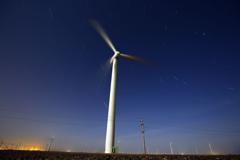 © Reuters. FILE PHOTO: A wind turbine is seen at a wind farm in Guazhou, Gansu Province, China September 15, 2013. REUTERS/Carlos Barria 