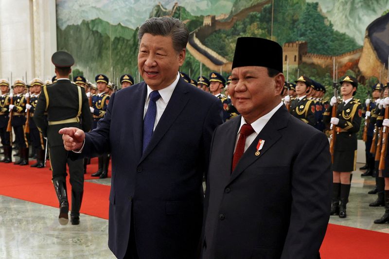 © Reuters. FILE PHOTO: Chinese President Xi Jinping and Indonesian President Prabowo Subianto attend a welcome ceremony at the Great Hall of the People in Beijing, China November 9, 2024. REUTERS/Florence Lo/Pool/File Photo