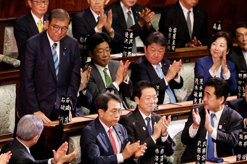 © Reuters. Japanese Prime Minister Shigeru Ishiba reacts as he receives applause after being reelected as prime minister, at the Lower House of Parliament in Tokyo, Japan November 11, 2024. REUTERS/Kim Kyung-Hoon     