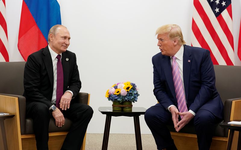 © Reuters. FILE PHOTO: Russia's President Vladimir Putin and U.S. President Donald Trump talk during a bilateral meeting at the G20 leaders summit in Osaka, Japan, June 28, 2019.  REUTERS/Kevin Lamarque/File Photo