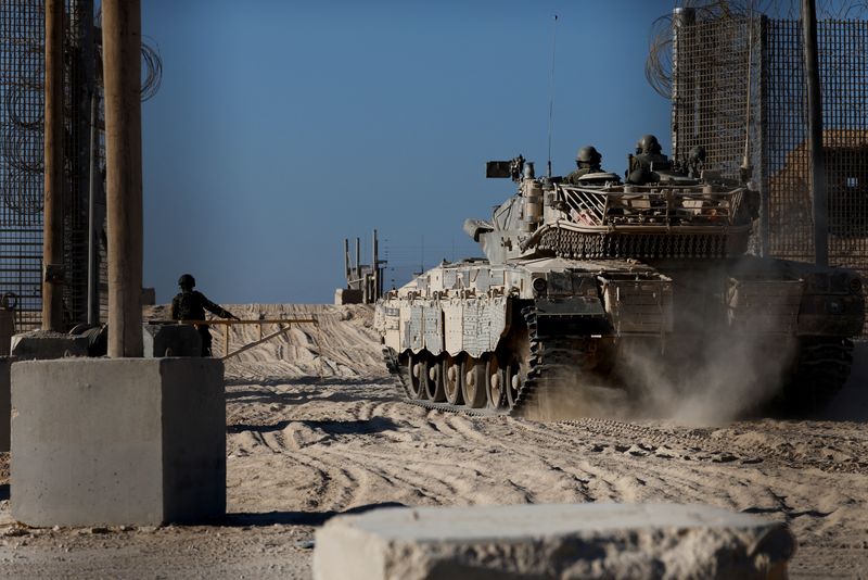 &copy; Reuters. An Israeli tank enters into the Gaza Strip, amid the ongoing conflict in Gaza between Israel and Hamas, at the Kerem Shalom crossing in southern Israel, November 11, 2024. REUTERS/Amir Cohen